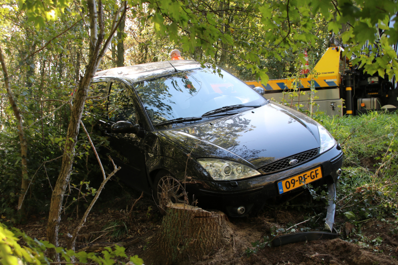 Automobilist rijdt van talud bij oprit