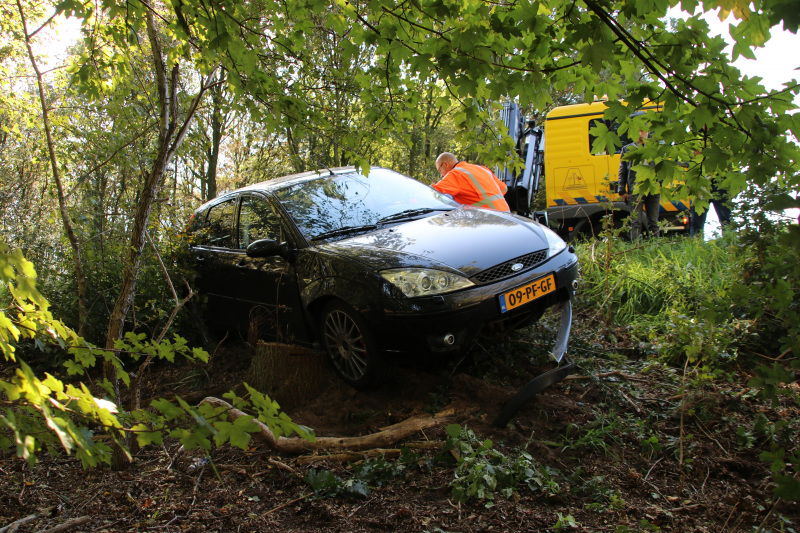 Automobilist rijdt van talud bij oprit