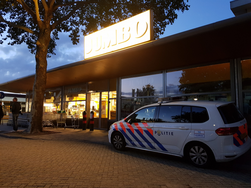 Man doet greep uit kassa en vlucht