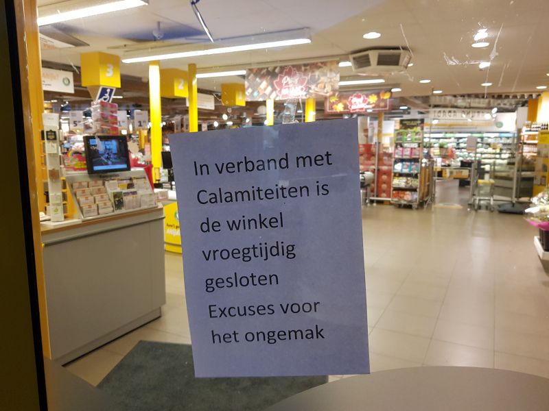 Man doet greep uit kassa en vlucht