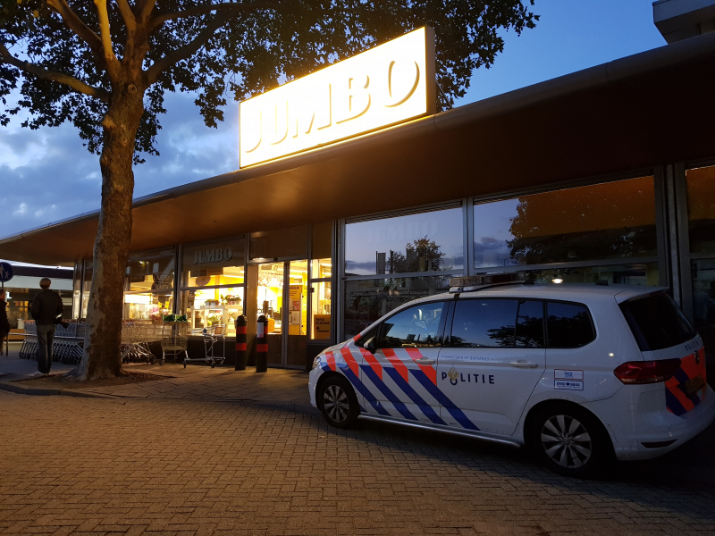 Man doet greep uit kassa en vlucht