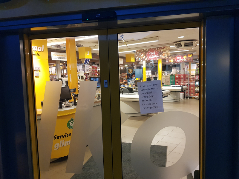 Man doet greep uit kassa en vlucht