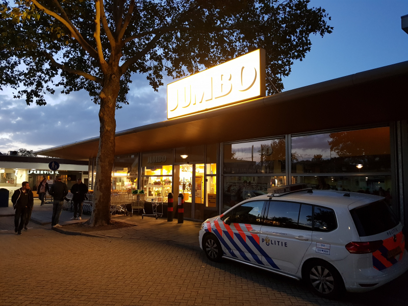 Man doet greep uit kassa en vlucht