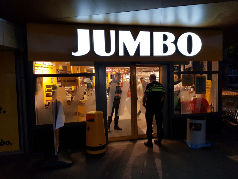 Man doet greep uit kassa en vlucht