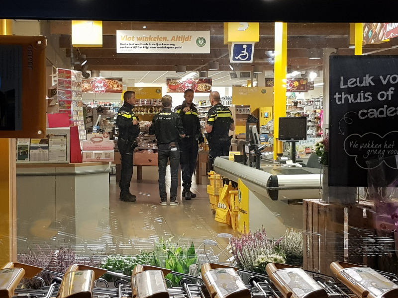 Man doet greep uit kassa en vlucht