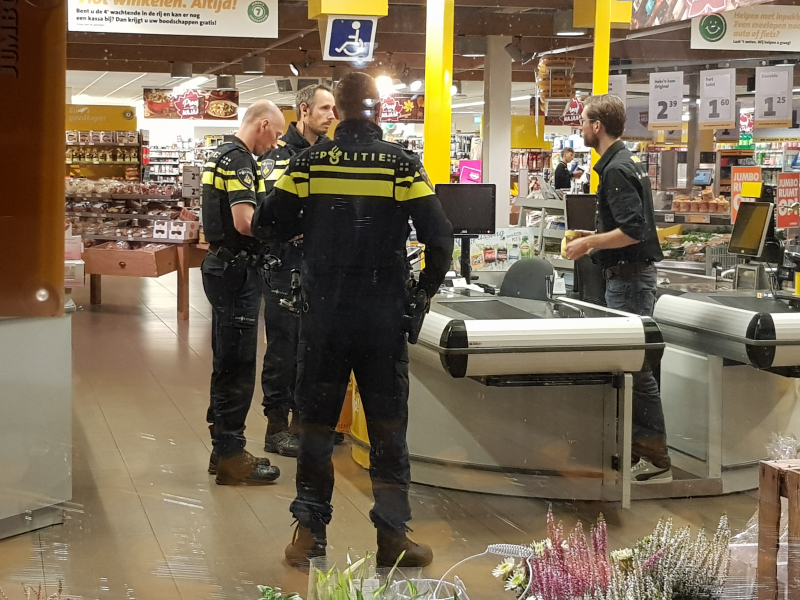 Man doet greep uit kassa en vlucht
