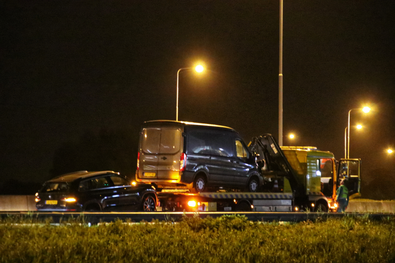 Bestelbus botst op personenauto