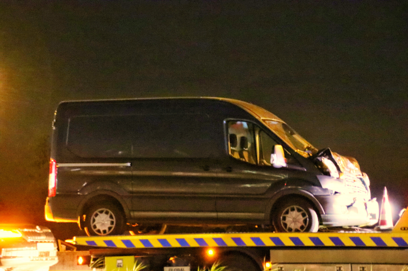 Bestelbus botst op personenauto