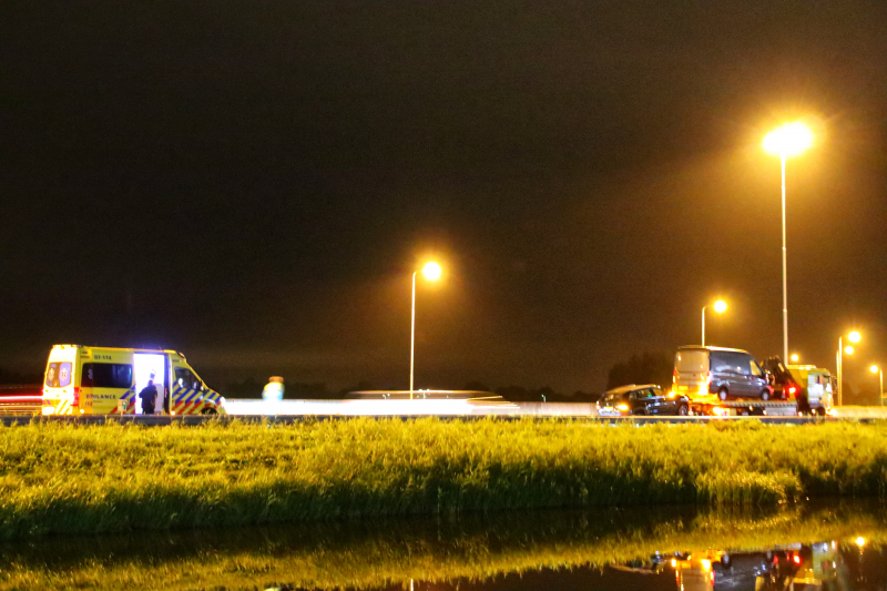 Bestelbus botst op personenauto