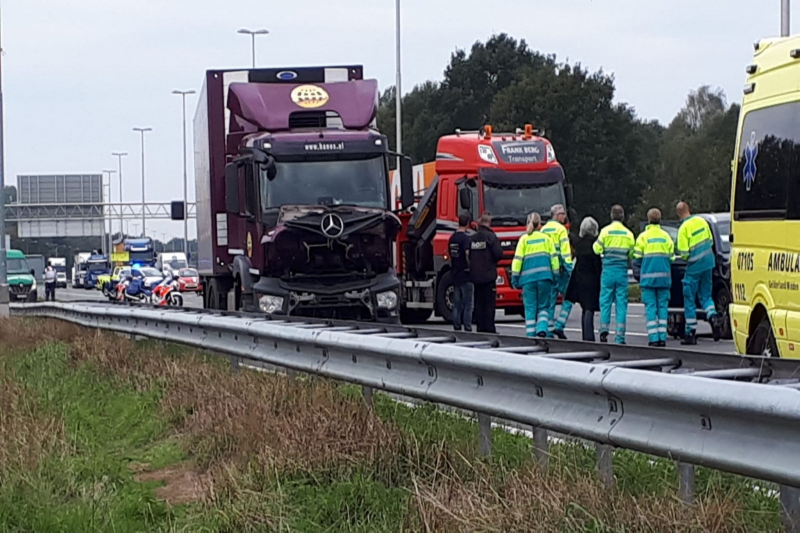 Gewonde bij flinke aanrijding tussen auto en vrachtwagen