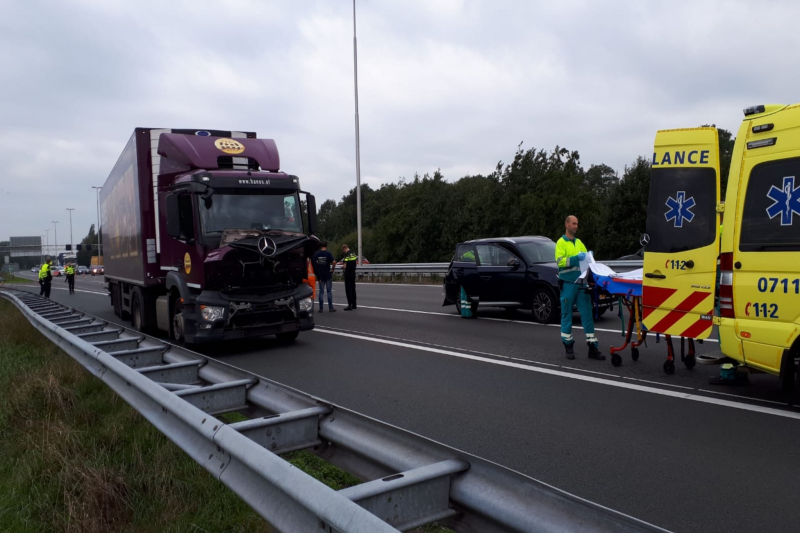 Gewonde bij flinke aanrijding tussen auto en vrachtwagen