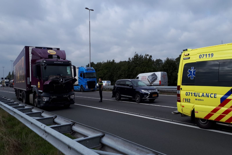 Gewonde bij flinke aanrijding tussen auto en vrachtwagen