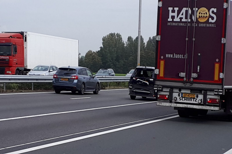 Gewonde bij flinke aanrijding tussen auto en vrachtwagen