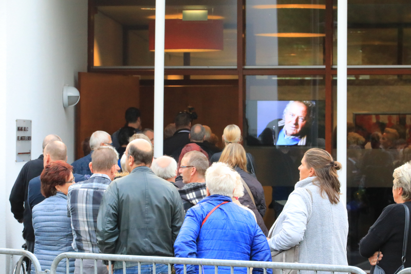 Fans nemen afscheid van Koos Alberts