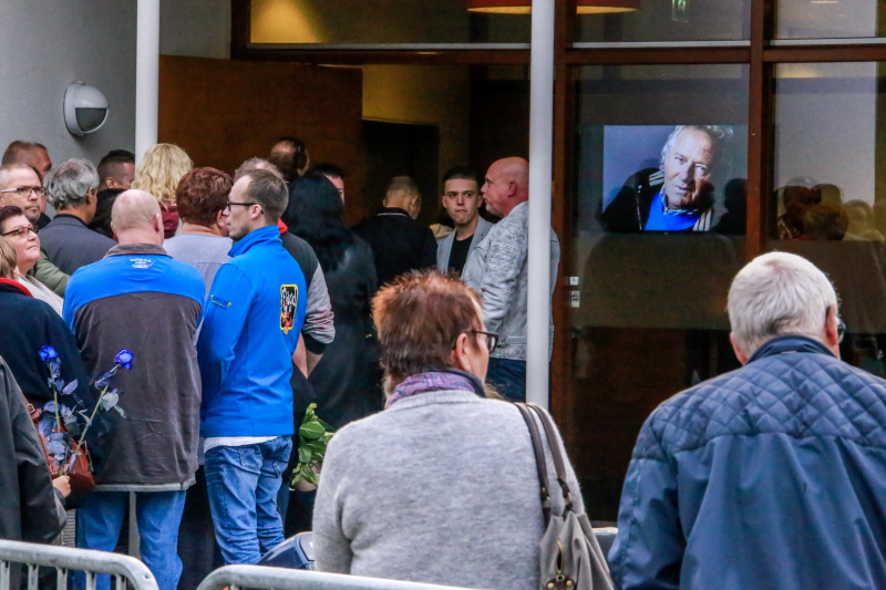 Fans nemen afscheid van Koos Alberts