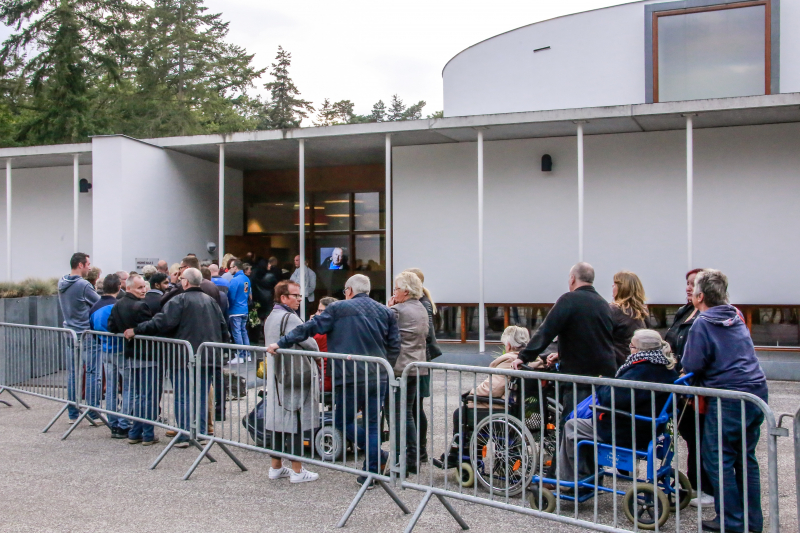 Fans nemen afscheid van Koos Alberts