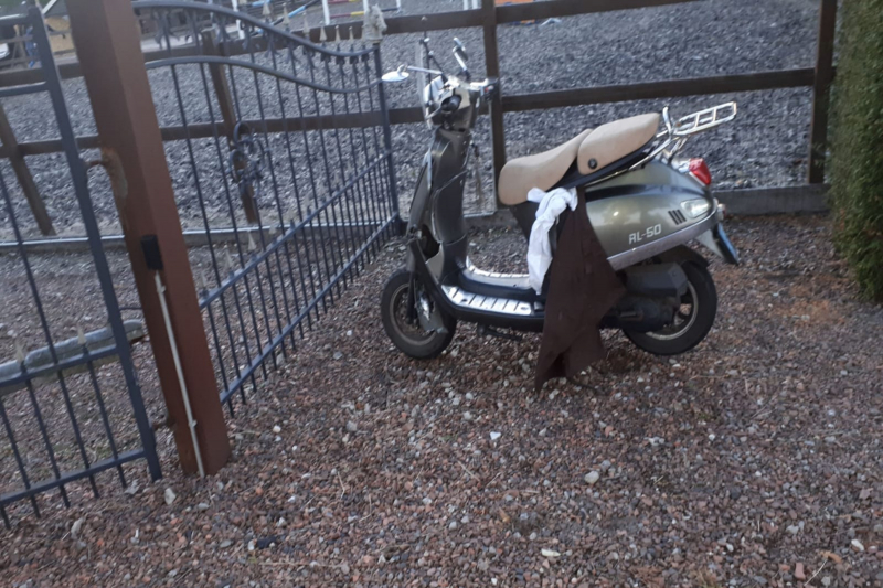 Automobilist rijdt bestuurder van brommer aan