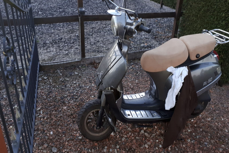 Automobilist rijdt bestuurder van brommer aan