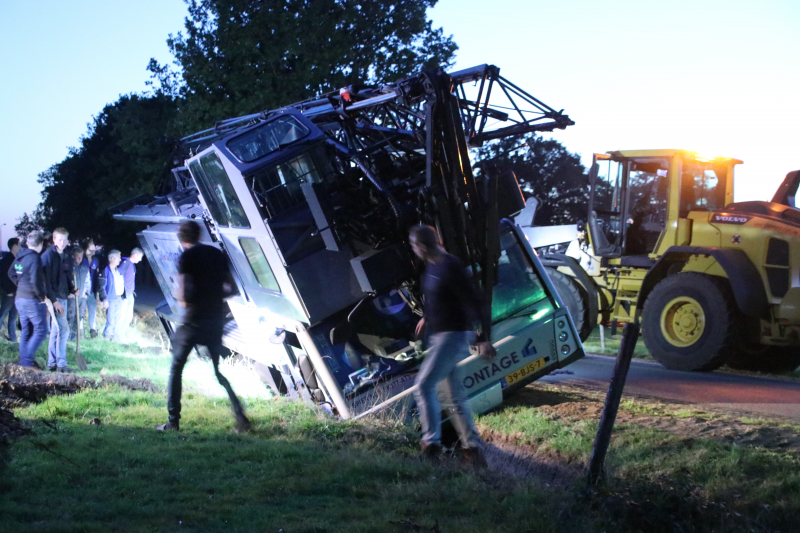Kraanwagen belandt in de sloot