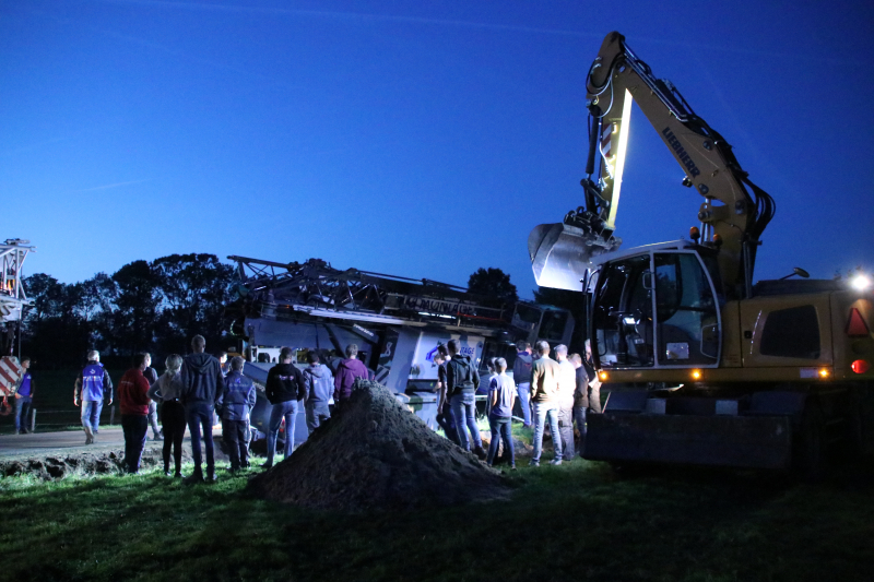 Kraanwagen belandt in de sloot