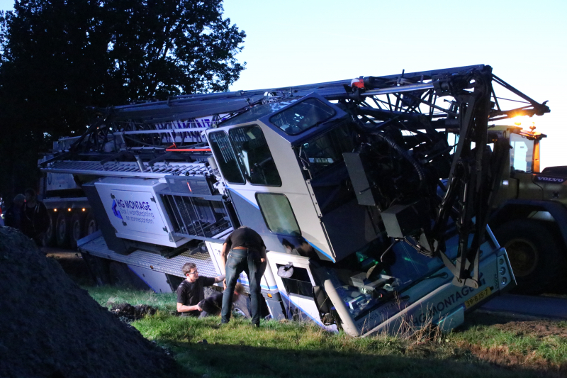 Kraanwagen belandt in de sloot