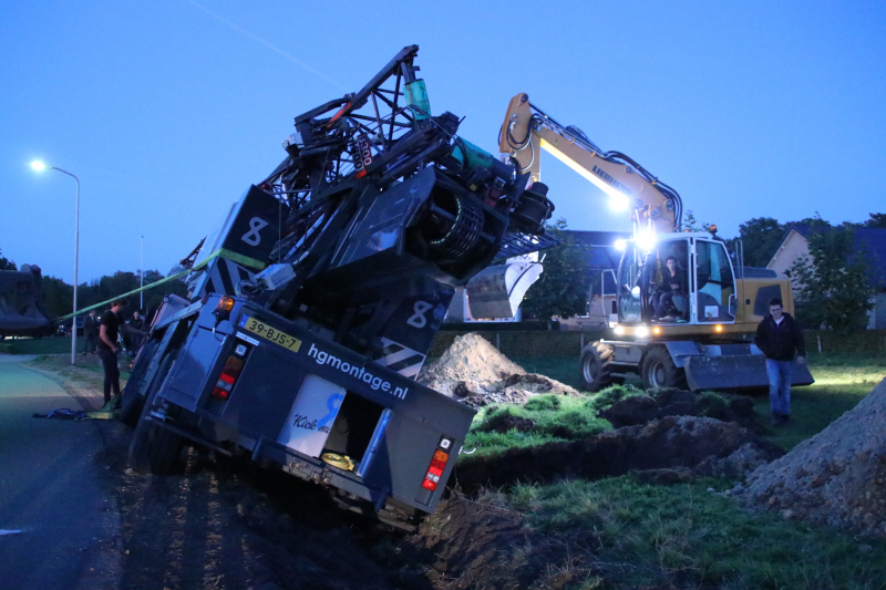 Kraanwagen belandt in de sloot
