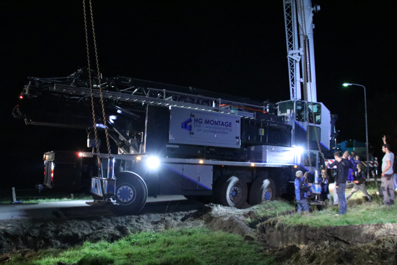 Kraanwagen belandt in de sloot