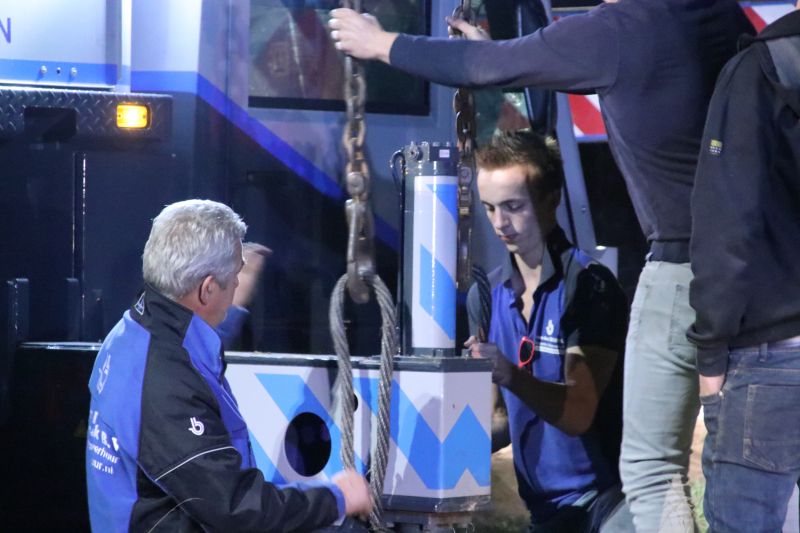 Kraanwagen belandt in de sloot