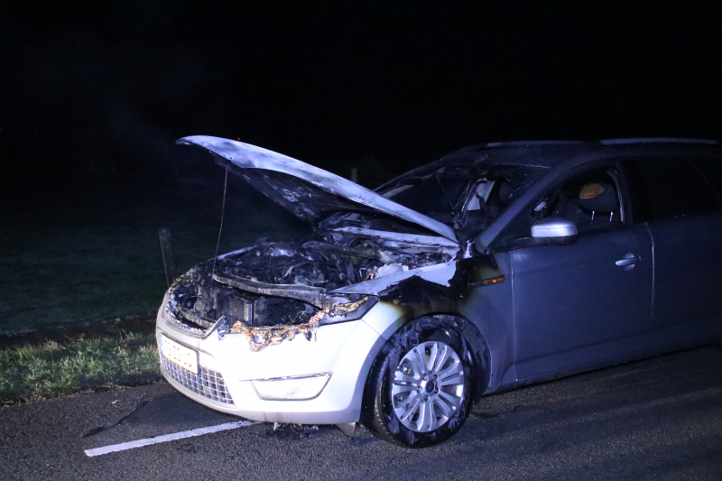 Auto vat vlam tijdens het rijden