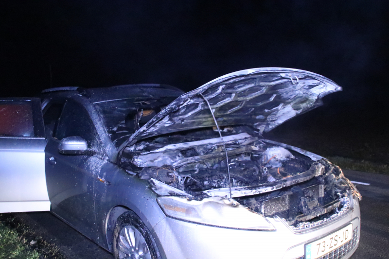 Auto vat vlam tijdens het rijden