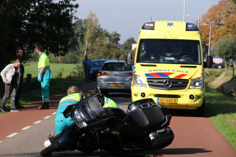 Motorrijder botst op auto