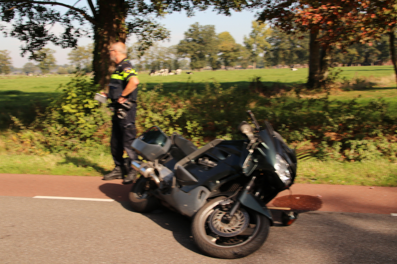 Motorrijder botst op auto