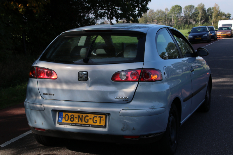 Motorrijder botst op auto