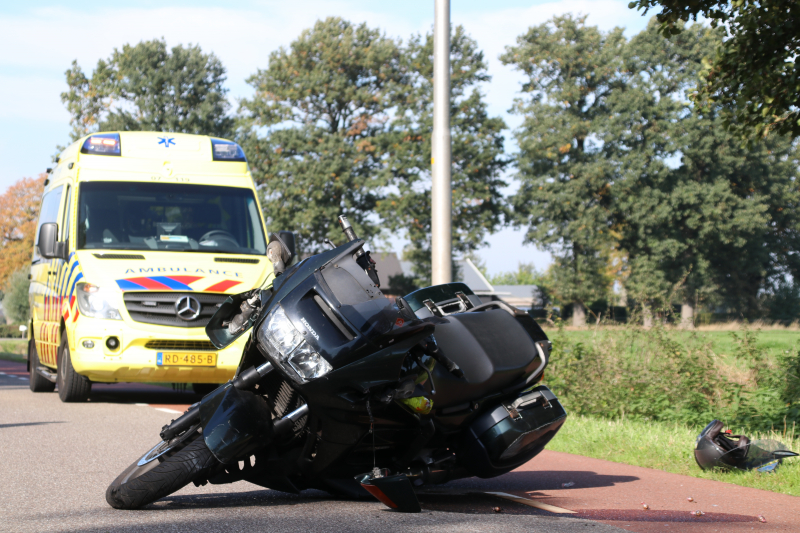 Motorrijder botst op auto