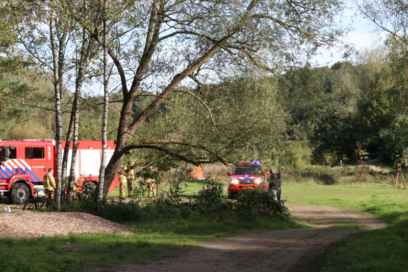 Mountainbiker valt in zandgat in het bos en raakt gewond
