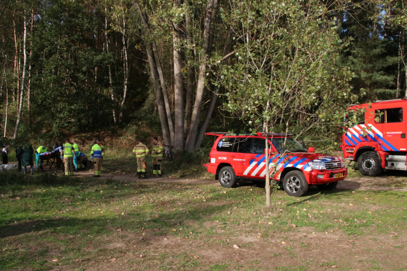 Mountainbiker valt in zandgat in het bos en raakt gewond
