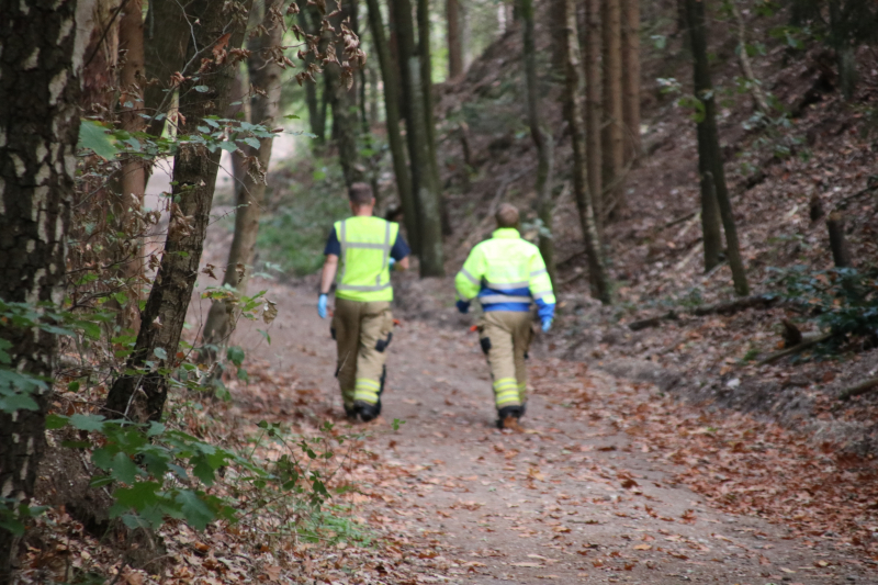 Mountainbiker valt in zandgat in het bos en raakt gewond