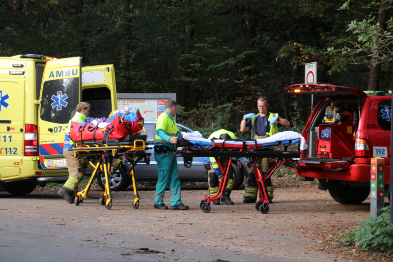Mountainbiker valt in zandgat in het bos en raakt gewond