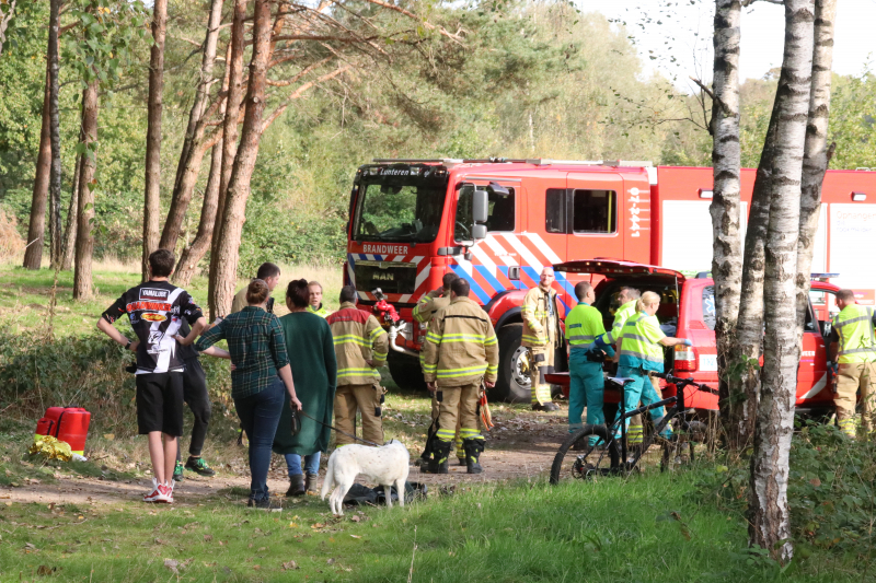 Mountainbiker valt in zandgat in het bos en raakt gewond