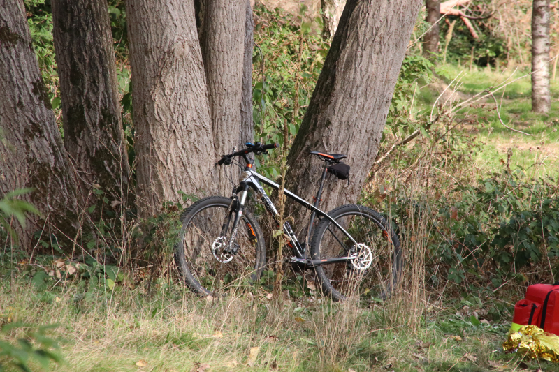 Mountainbiker valt in zandgat in het bos en raakt gewond
