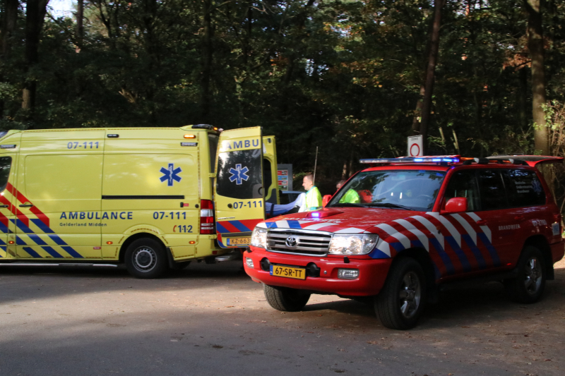 Mountainbiker valt in zandgat in het bos en raakt gewond
