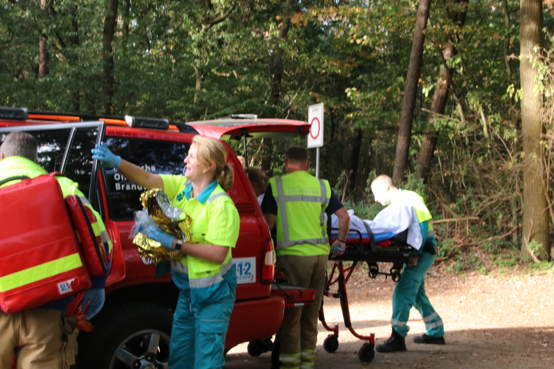 Mountainbiker valt in zandgat in het bos en raakt gewond