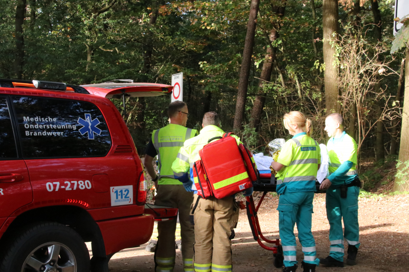 Mountainbiker valt in zandgat in het bos en raakt gewond