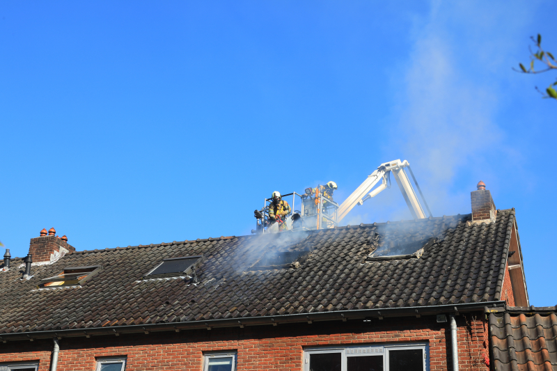 Veel rook bij zolderbrand