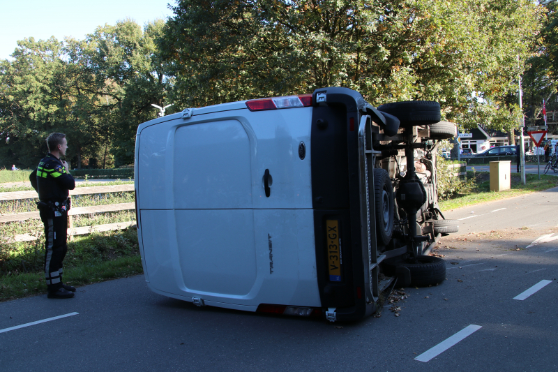 Gewonde en bestelbus op zijn kant na aanrijding