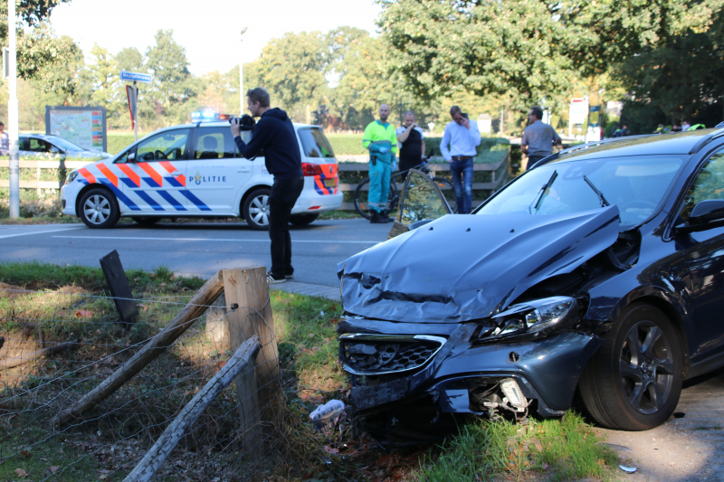 Gewonde en bestelbus op zijn kant na aanrijding