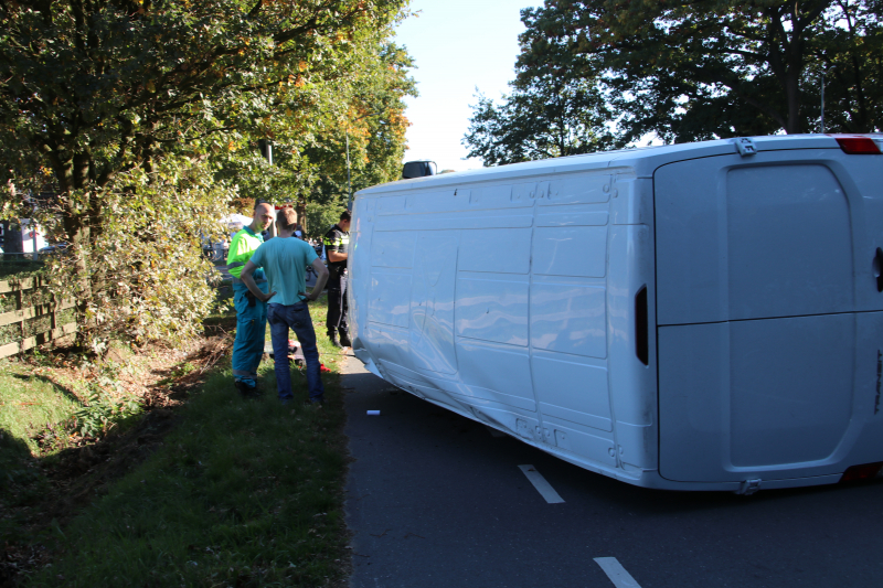 Gewonde en bestelbus op zijn kant na aanrijding