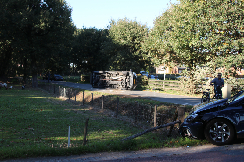 Gewonde en bestelbus op zijn kant na aanrijding