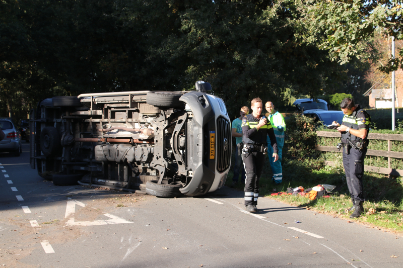 Gewonde en bestelbus op zijn kant na aanrijding