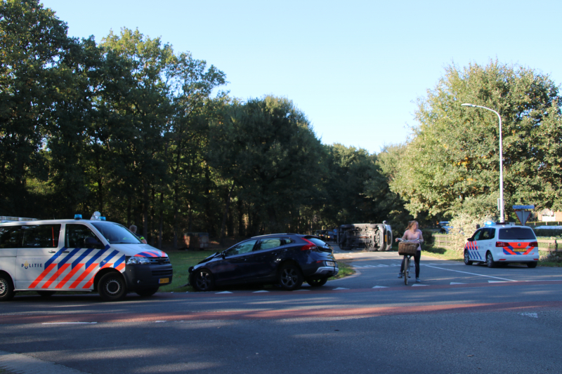 Gewonde en bestelbus op zijn kant na aanrijding